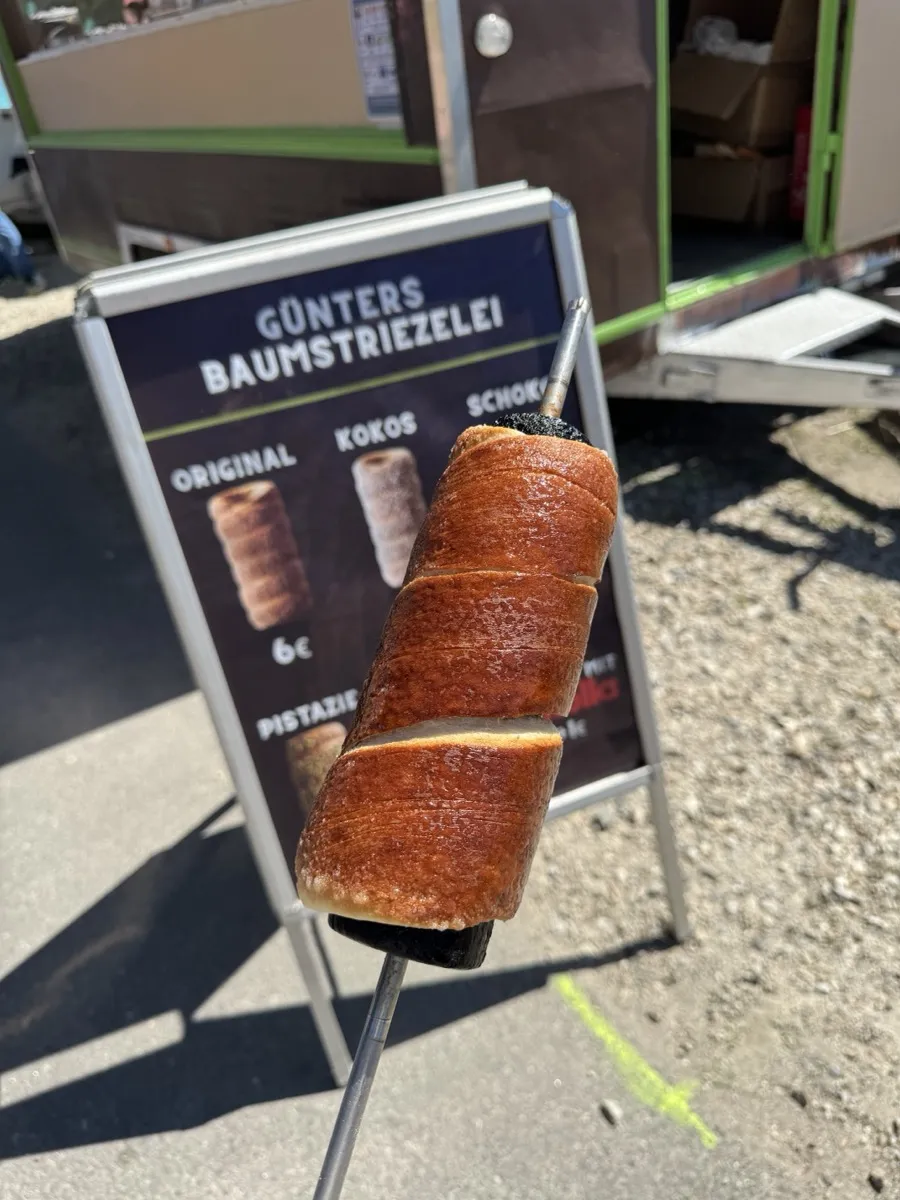Frischer Baumstriezel auf der Stange