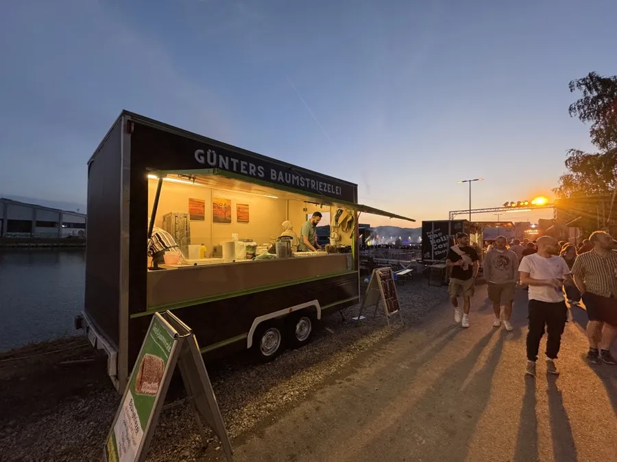 Günter's Baumstriezelei Stand bei Sonnenuntergang